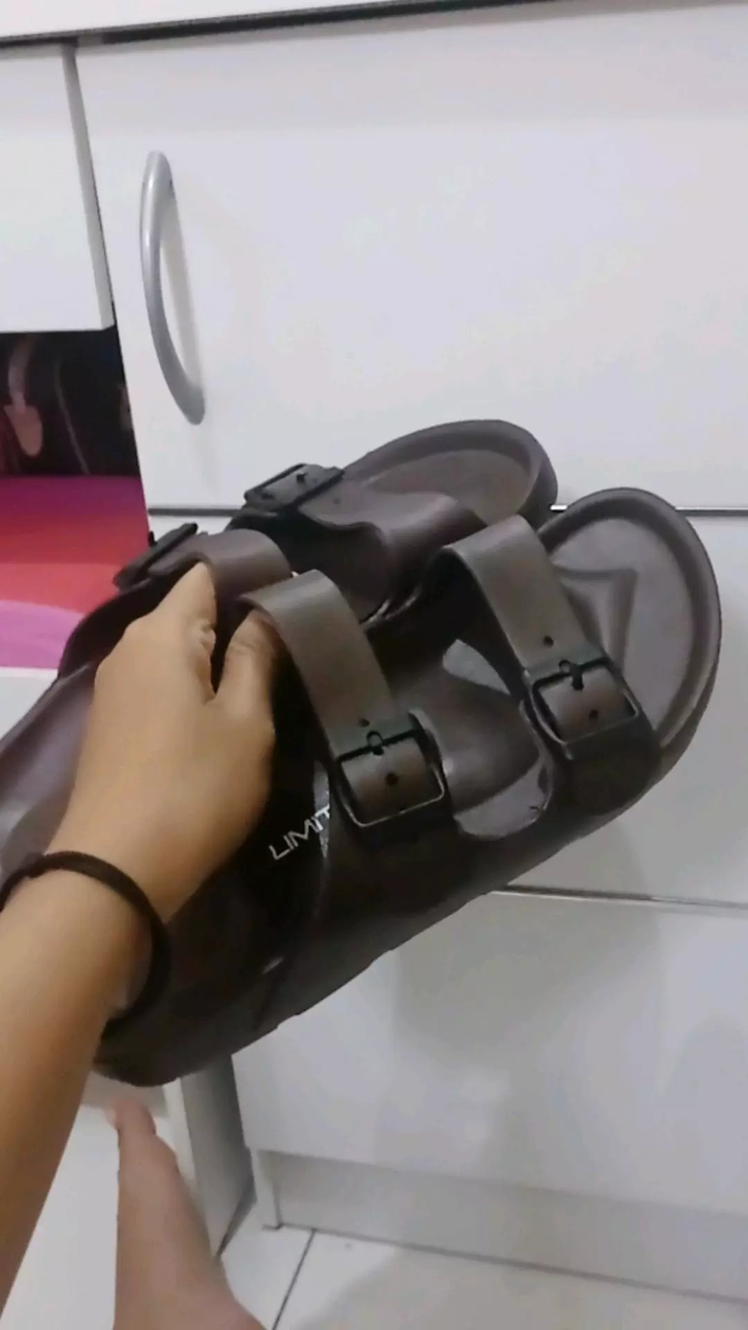LIMITLESS Sandal Slop Pria Terbaru Sandal Cowok Slip On Strap 2 Kasual Outdoor Kekinian - Size 40-45 - Foto ulasan pembeli