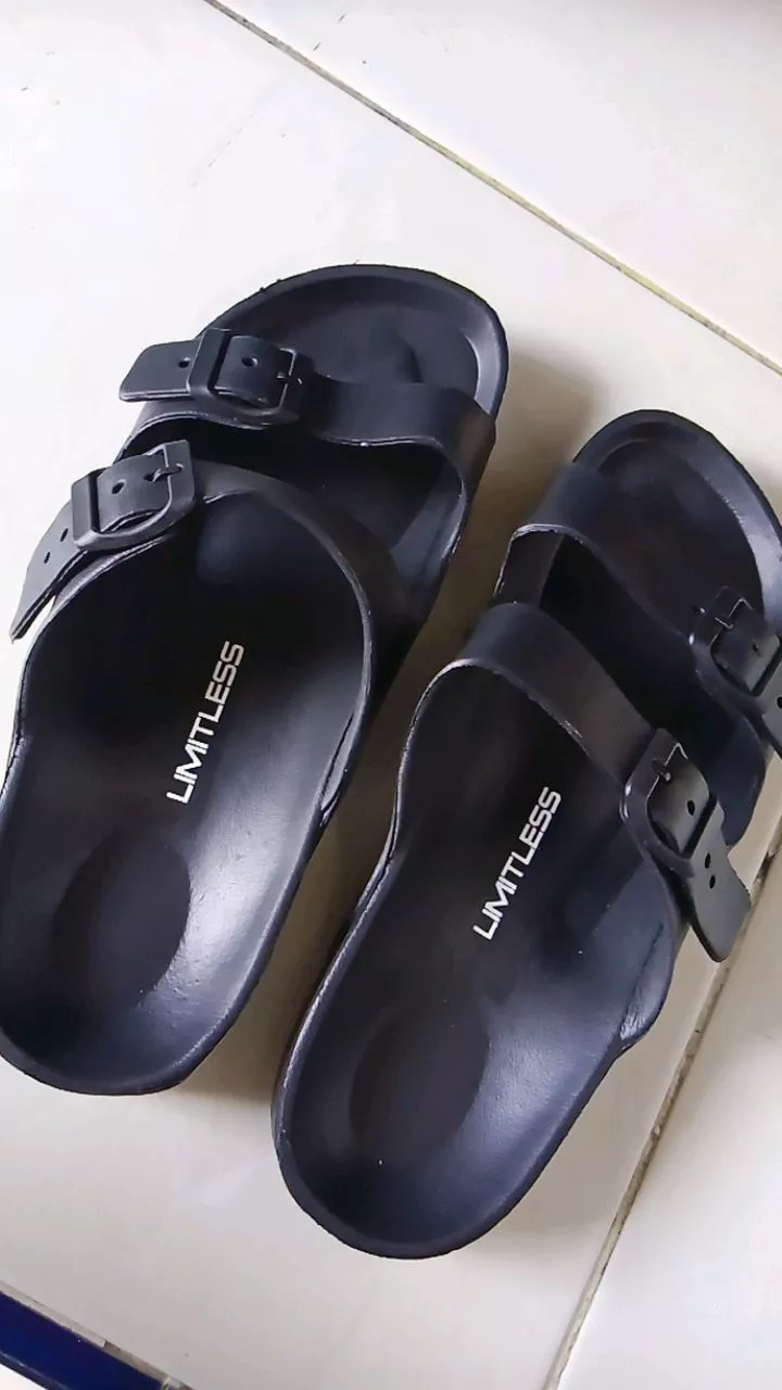 LIMITLESS Sandal Slop Pria Terbaru Sandal Cowok Slip On Strap 2 Kasual Outdoor Kekinian - Size 40-45 - Foto ulasan pembeli