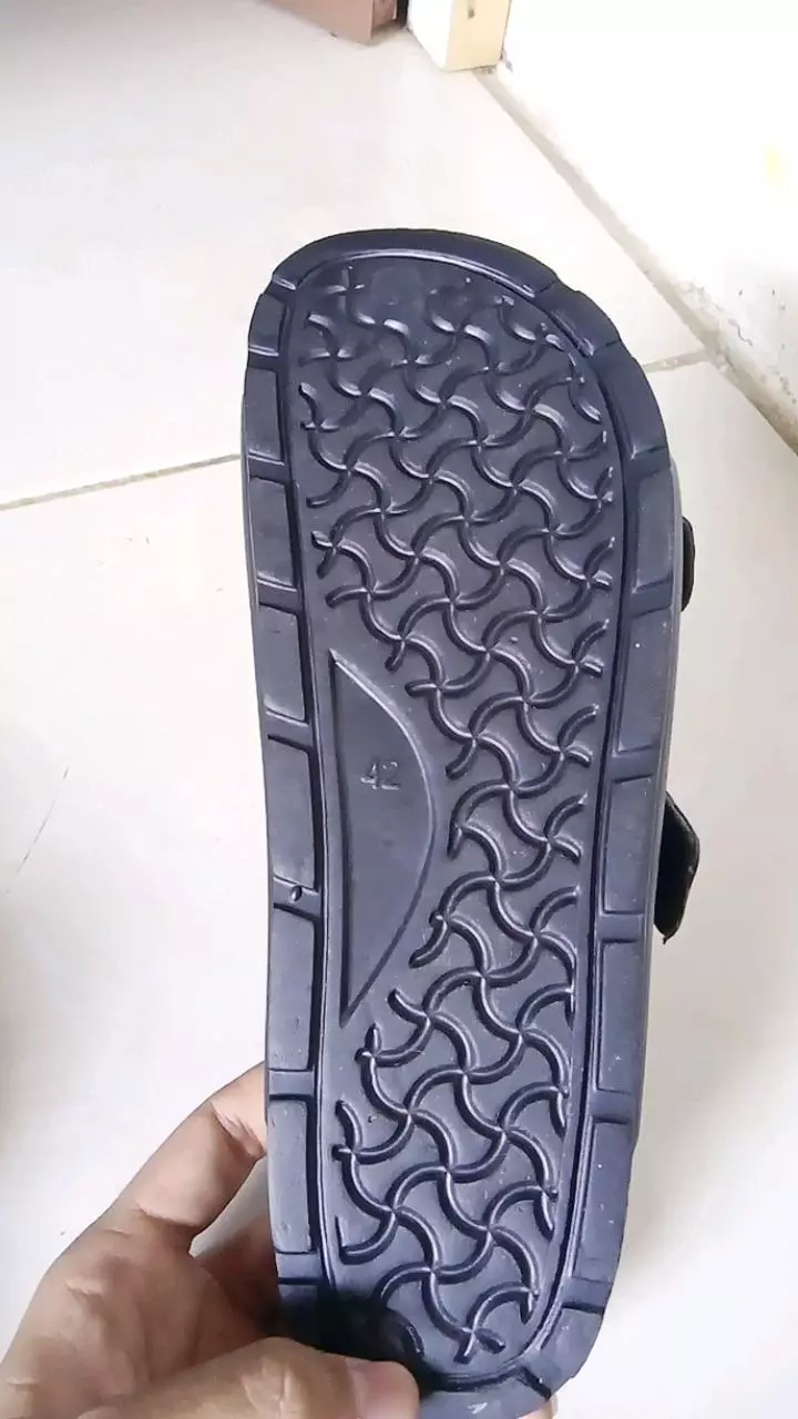 LIMITLESS Sandal Slop Pria Terbaru Sandal Cowok Slip On Strap 2 Kasual Outdoor Kekinian - Size 40-45 - Foto ulasan pembeli