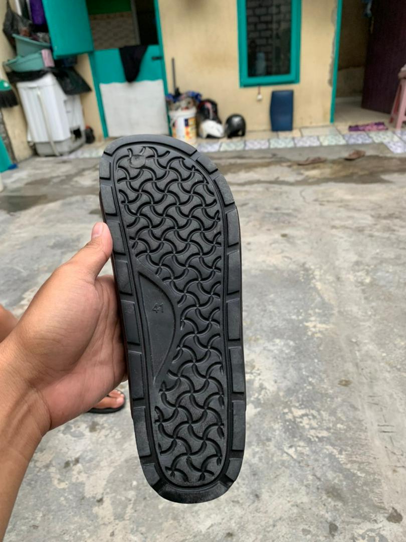 LIMITLESS Sandal Slop Pria Terbaru Sandal Cowok Slip On Strap 2 Kasual Outdoor Kekinian - Size 40-45 - Foto ulasan pembeli