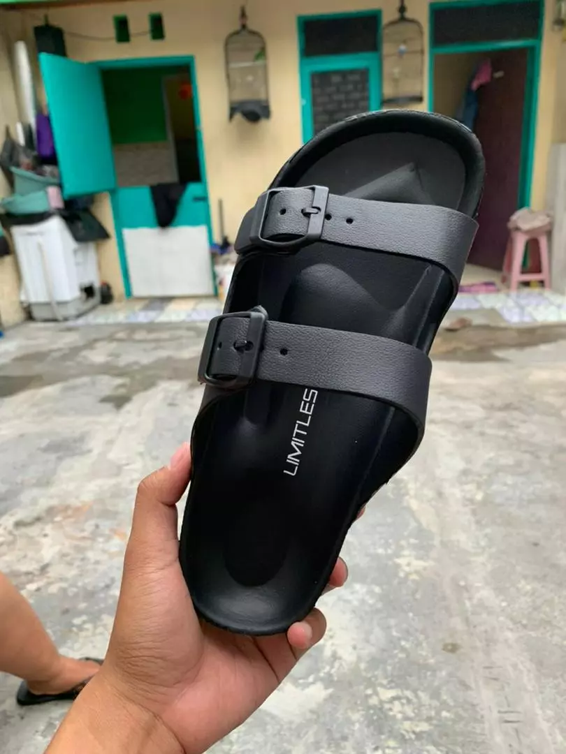 LIMITLESS Sandal Slop Pria Terbaru Sandal Cowok Slip On Strap 2 Kasual Outdoor Kekinian - Size 40-45 - Foto ulasan pembeli