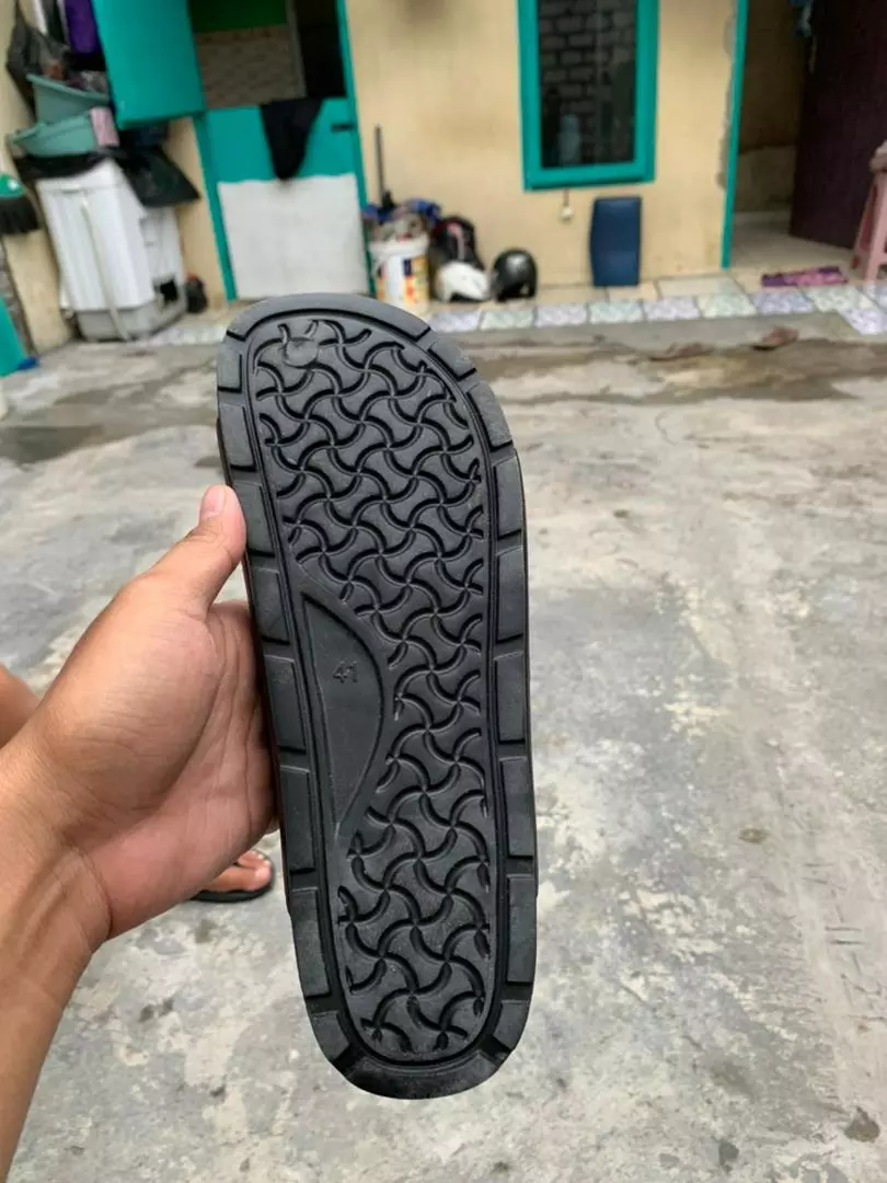 LIMITLESS Sandal Slop Pria Terbaru Sandal Cowok Slip On Strap 2 Kasual Outdoor Kekinian - Size 40-45 - Foto ulasan pembeli