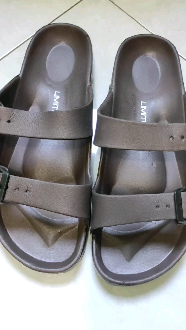 LIMITLESS Sandal Slop Pria Terbaru Sandal Cowok Slip On Strap 2 Kasual Outdoor Kekinian - Size 40-45 - Foto ulasan pembeli