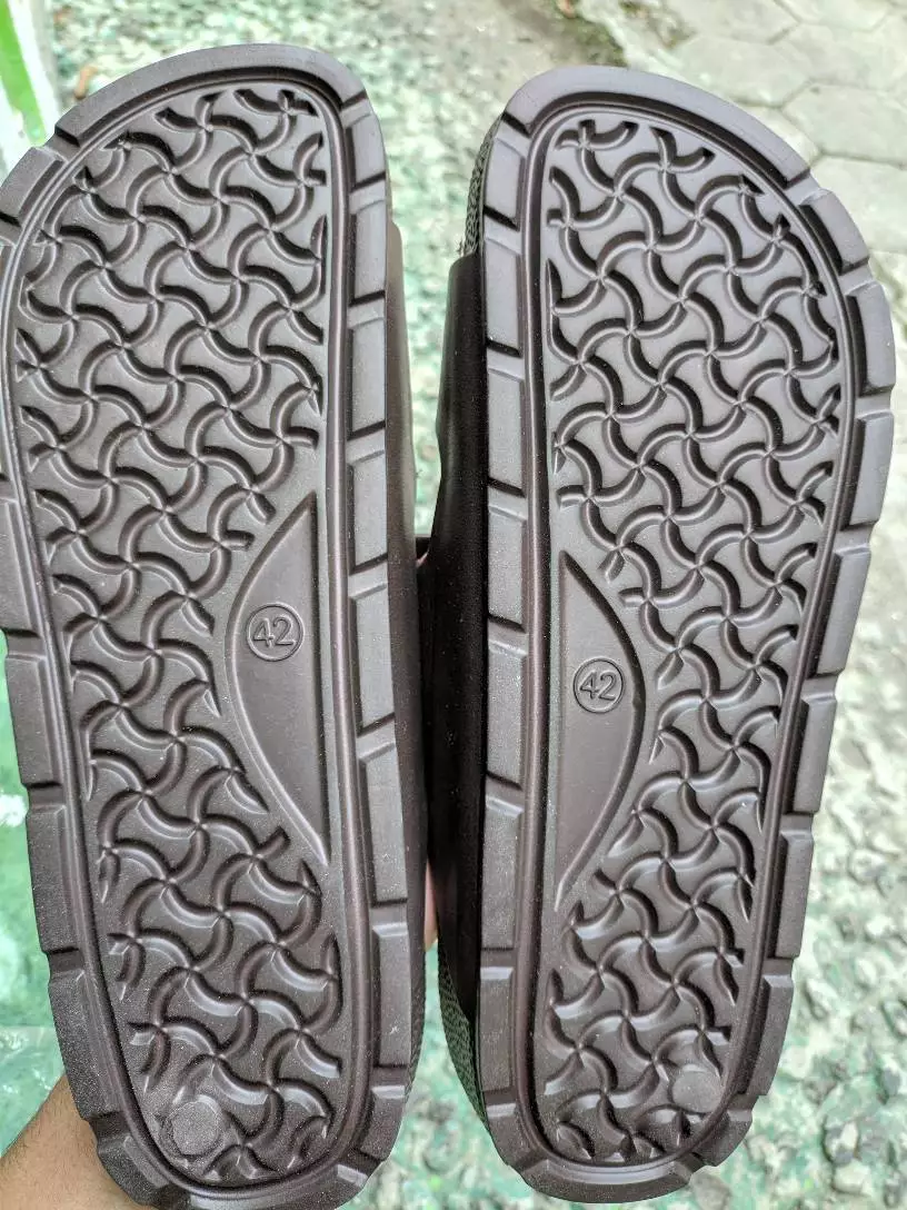LIMITLESS Sandal Slop Pria Terbaru Sandal Cowok Slip On Strap 2 Kasual Outdoor Kekinian - Size 40-45 - Foto ulasan pembeli