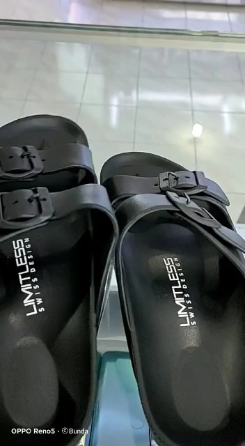 LIMITLESS Sandal Slop Pria Terbaru Sandal Cowok Slip On Strap 2 Kasual Outdoor Kekinian - Size 40-45 - Foto ulasan pembeli