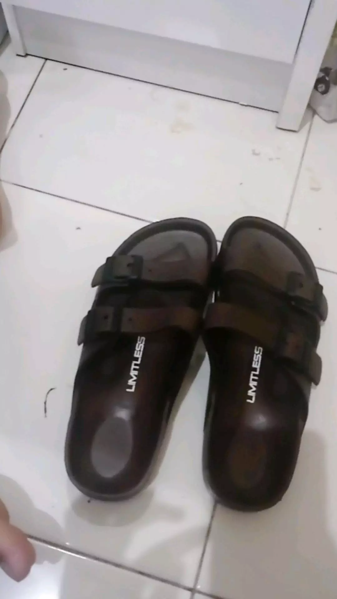 LIMITLESS Sandal Slop Pria Terbaru Sandal Cowok Slip On Strap 2 Kasual Outdoor Kekinian - Size 40-45 - Foto ulasan pembeli