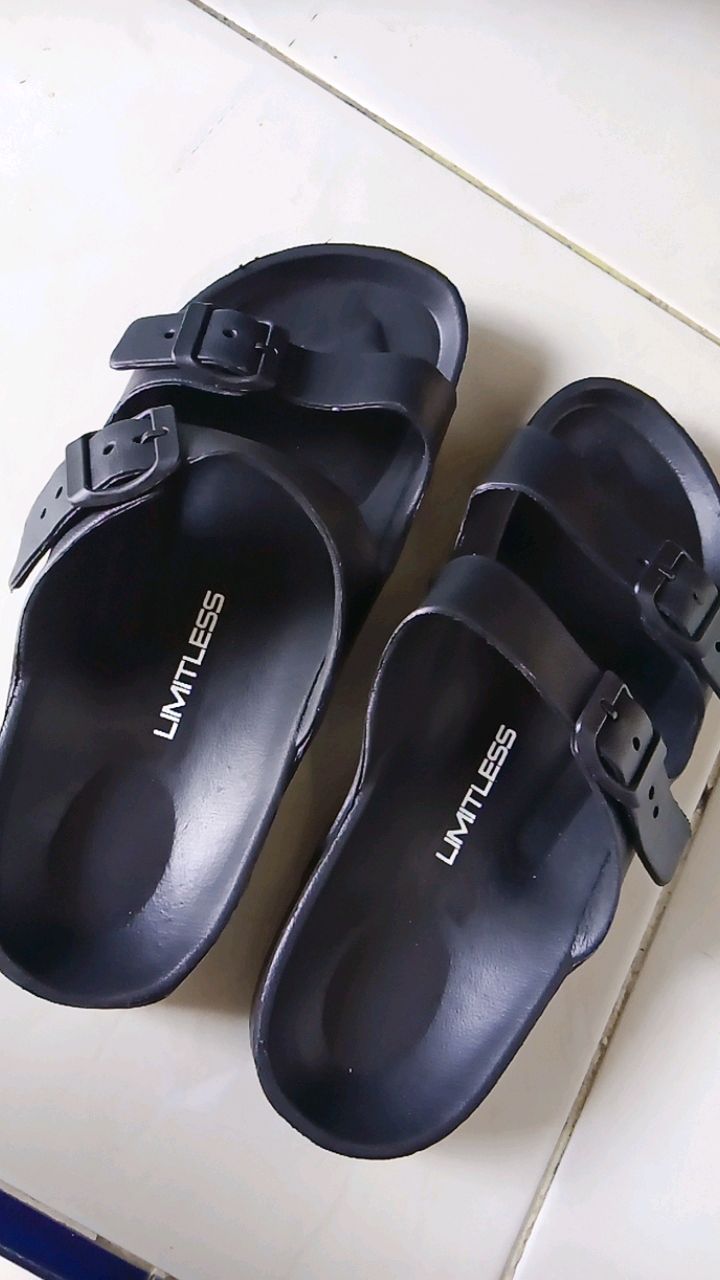 LIMITLESS Sandal Slop Pria Terbaru Sandal Cowok Slip On Strap 2 Kasual Outdoor Kekinian - Size 40-45 - Foto ulasan pembeli