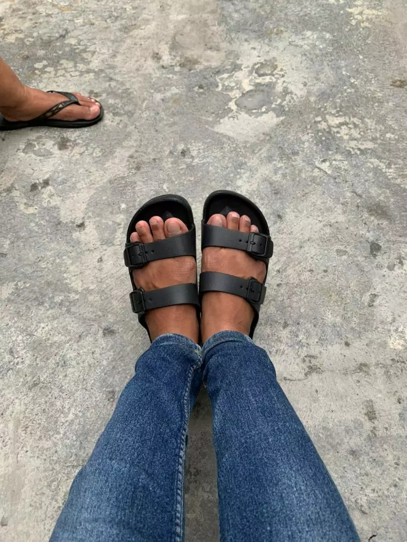 LIMITLESS Sandal Slop Pria Terbaru Sandal Cowok Slip On Strap 2 Kasual Outdoor Kekinian - Size 40-45 - Foto ulasan pembeli