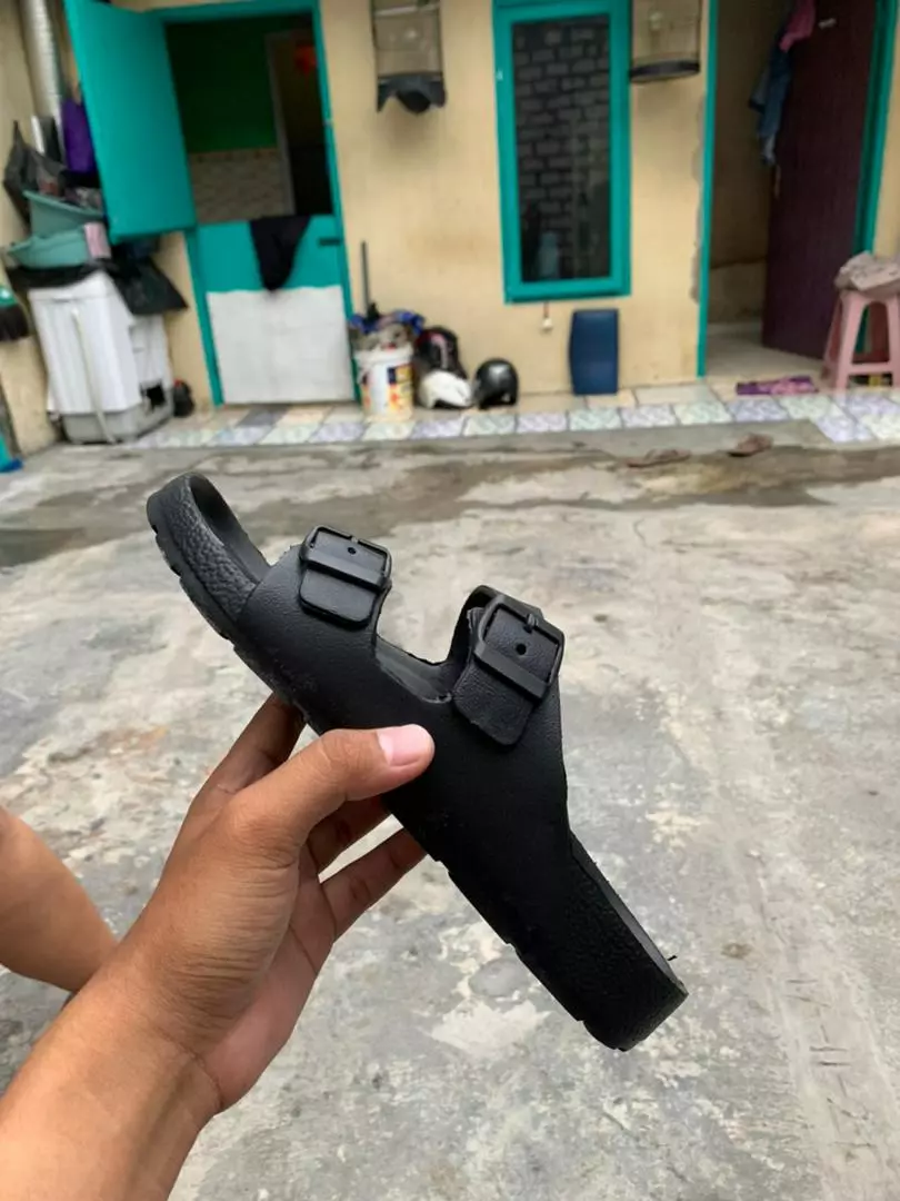 LIMITLESS Sandal Slop Pria Terbaru Sandal Cowok Slip On Strap 2 Kasual Outdoor Kekinian - Size 40-45 - Foto ulasan pembeli