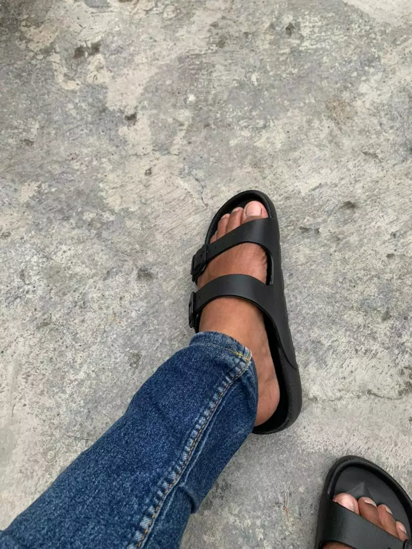 LIMITLESS Sandal Slop Pria Terbaru Sandal Cowok Slip On Strap 2 Kasual Outdoor Kekinian - Size 40-45 - Foto ulasan pembeli