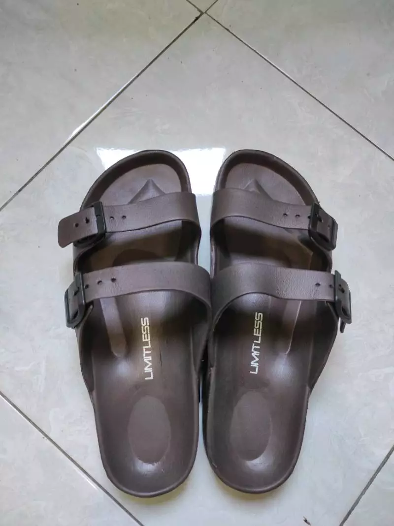 LIMITLESS Sandal Slop Pria Terbaru Sandal Cowok Slip On Strap 2 Kasual Outdoor Kekinian - Size 40-45 - Foto ulasan pembeli
