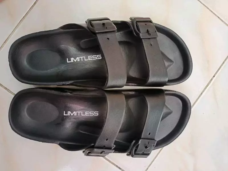 LIMITLESS Sandal Slop Pria Terbaru Sandal Cowok Slip On Strap 2 Kasual Outdoor Kekinian - Size 40-45 - Foto ulasan pembeli