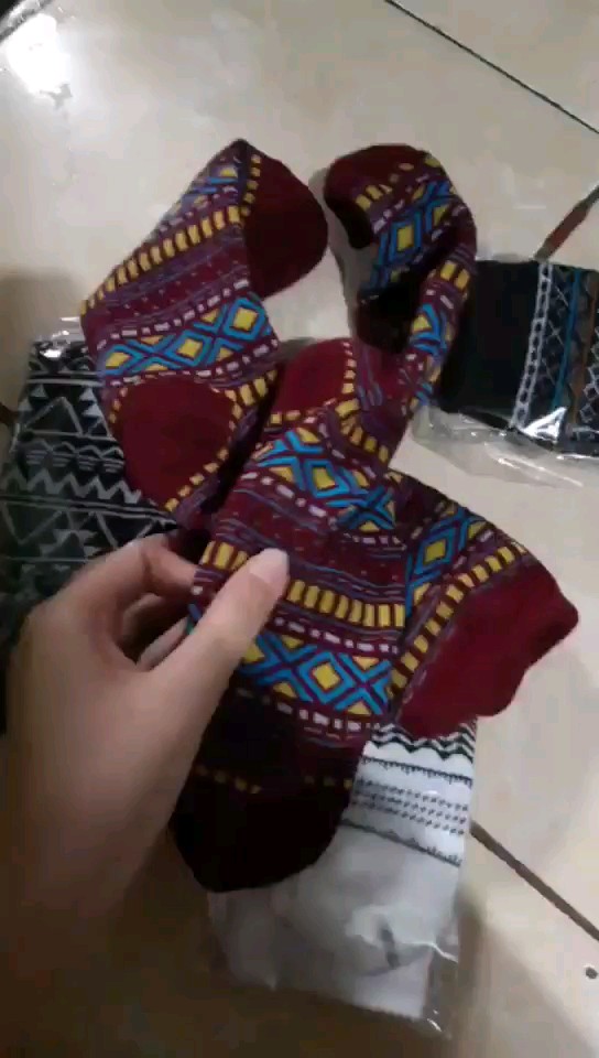 MOHAKI - Kaos Kaki Tribal Atala Series Panjang Sebetis Dewasa - Foto ulasan pembeli