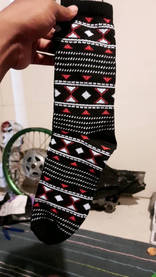 MOHAKI - Kaos Kaki Tribal Hitam Series Panjang Sebetis Dewasa - Foto ulasan pembeli