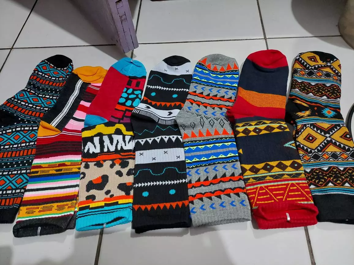 MOHAKI - Kaos Kaki Tribal Multi Color Series Panjang Sebetis Dewasa - Foto ulasan pembeli