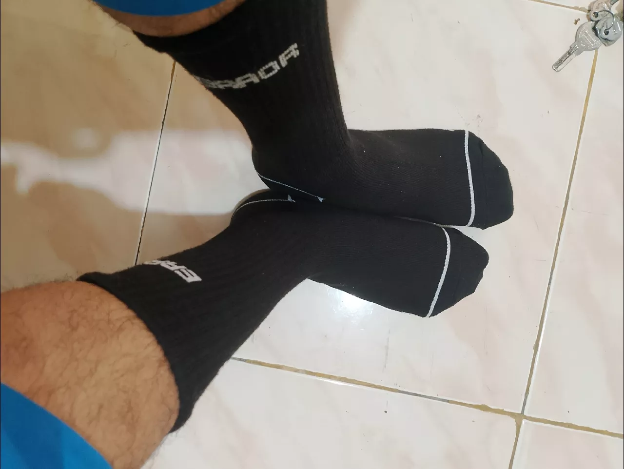 MOHAKI - Kaos Kaki Lighting Series Panjang Sebetis Dewasa - Foto ulasan pembeli