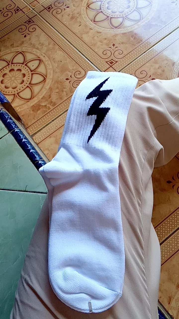 MOHAKI - Kaos Kaki Lighting Series Panjang Sebetis Dewasa - Foto ulasan pembeli