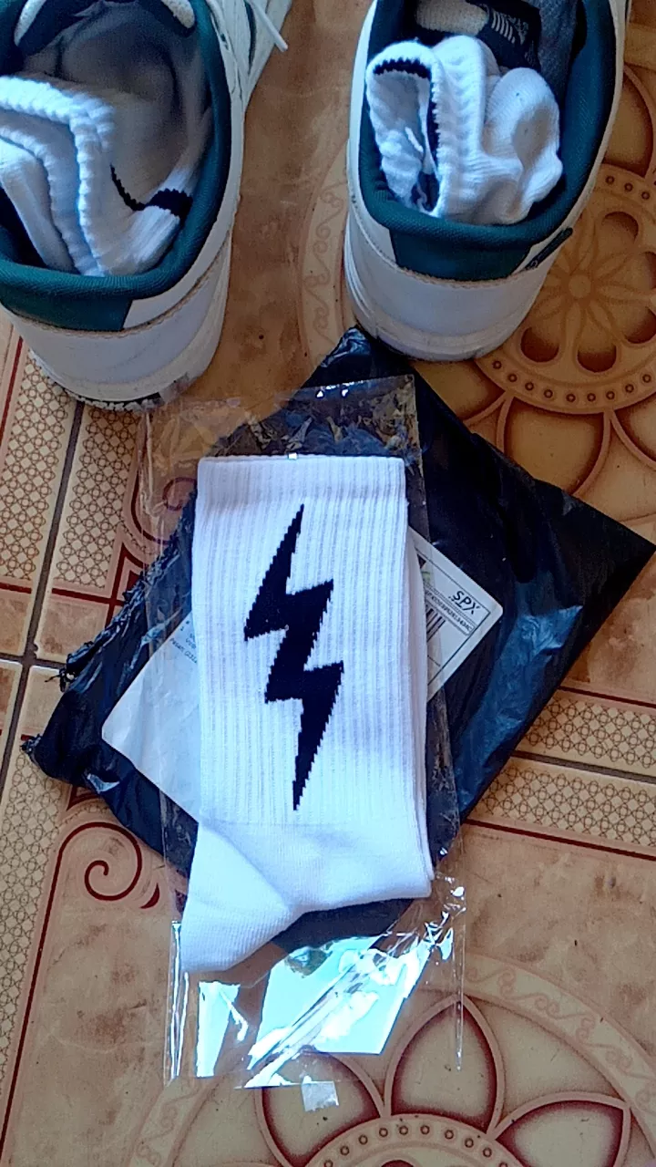 MOHAKI - Kaos Kaki Lighting Series Panjang Sebetis Dewasa - Foto ulasan pembeli