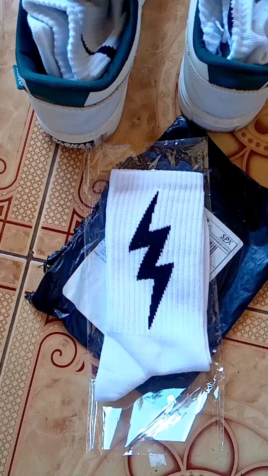 MOHAKI - Kaos Kaki Lighting Series Panjang Sebetis Dewasa - Foto ulasan pembeli