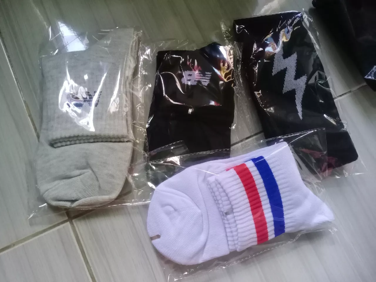 MOHAKI - Kaos Kaki Lighting Series Panjang Sebetis Dewasa - Foto ulasan pembeli