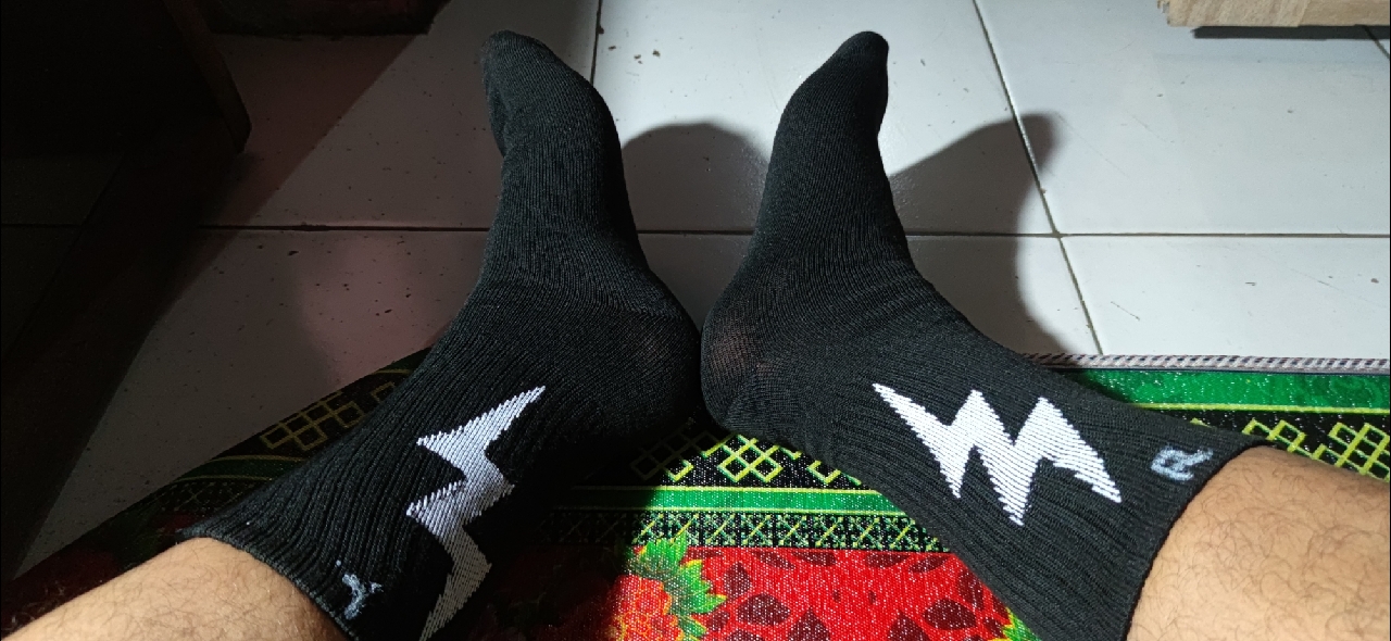 MOHAKI - Kaos Kaki Lighting Series Panjang Sebetis Dewasa - Foto ulasan pembeli