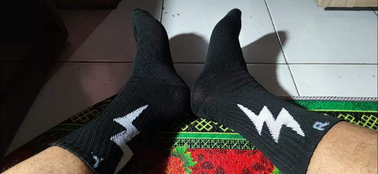 MOHAKI - Kaos Kaki Lighting Series Panjang Sebetis Dewasa - Foto ulasan pembeli