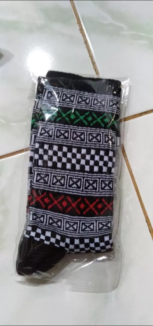 MOHAKI - Kaos Kaki Pria Wanita Oldschool Motif Tribal Series Panjang Sebetis Dewasa - Foto ulasan pembeli