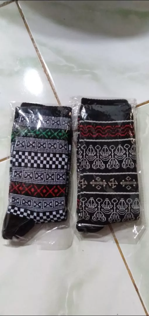 MOHAKI - Kaos Kaki Pria Wanita Oldschool Motif Tribal Series Panjang Sebetis Dewasa - Foto ulasan pembeli