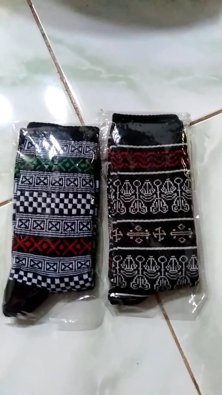 MOHAKI - Kaos Kaki Pria Wanita Oldschool Motif Tribal Series Panjang Sebetis Dewasa - Foto ulasan pembeli