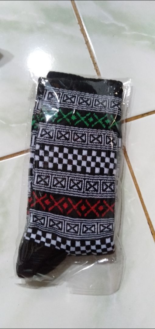 MOHAKI - Kaos Kaki Pria Wanita Oldschool Motif Tribal Series Panjang Sebetis Dewasa - Foto ulasan pembeli