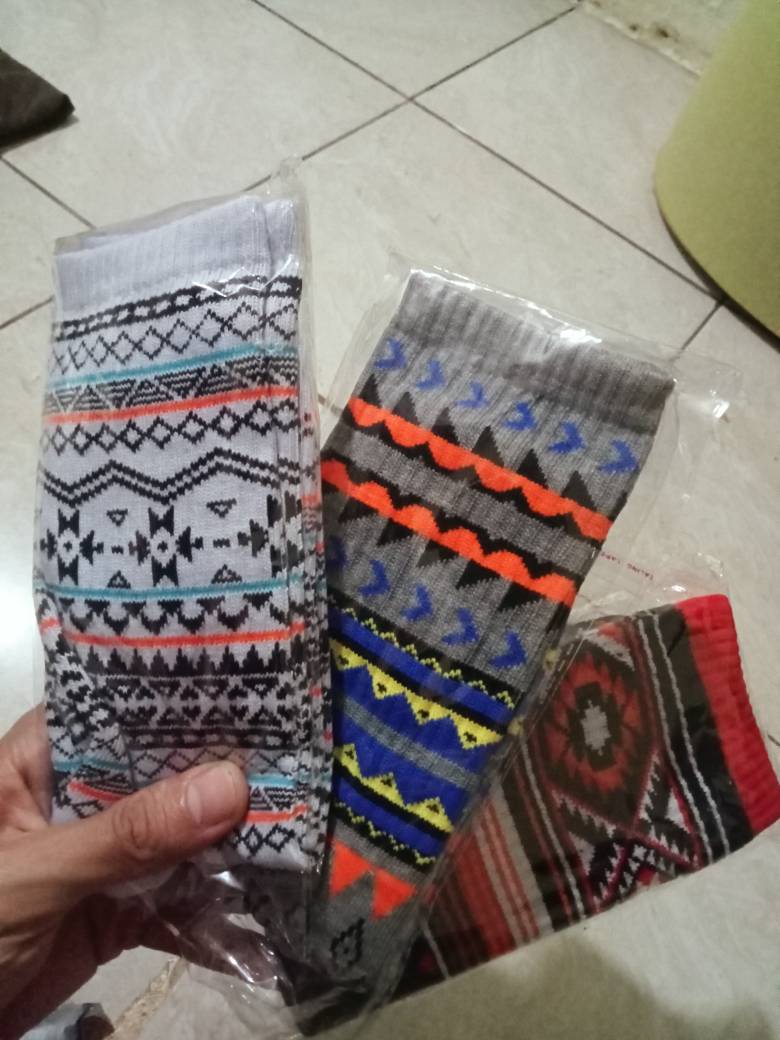 MOHAKI - Kaos Kaki Pria Wanita Oldschool Motif Tribal Tribal Collection Panjang Sebetis Dewasa - Foto ulasan pembeli