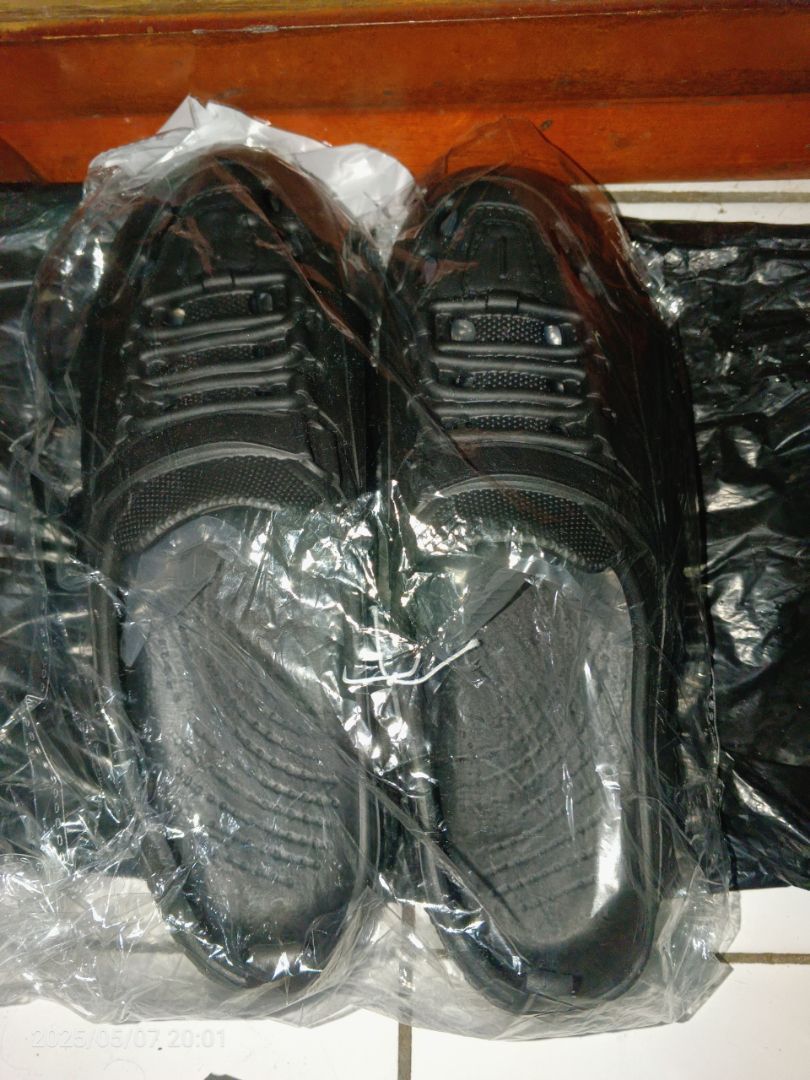 Foto ulasan pembeli n*****e, varian Hitam,Dewasa 41-42(260mm)