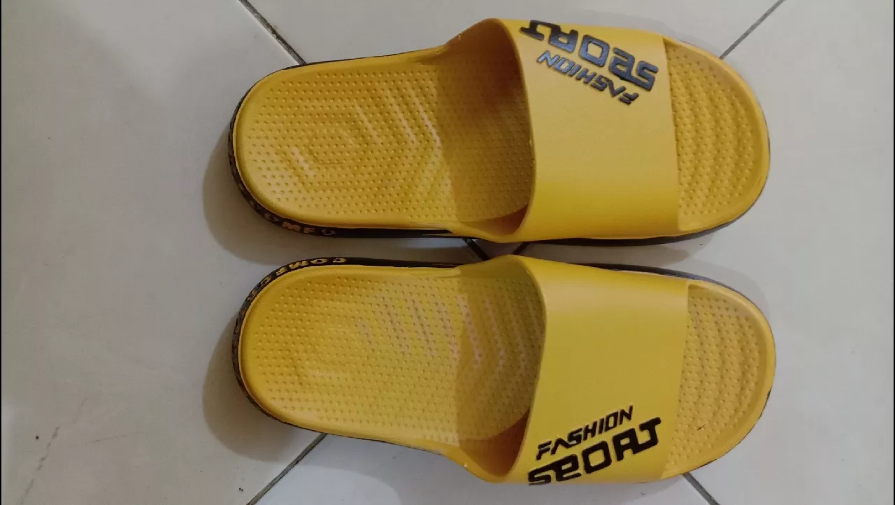 Sandal Slip On Pria Anti Slip Fashion Viral - Foto ulasan pembeli