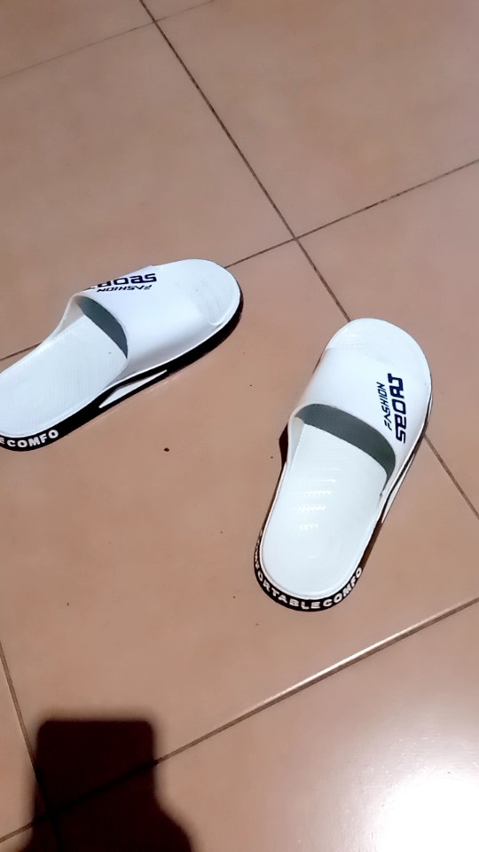 Sandal Slip On Pria Anti Slip Fashion Viral - Foto ulasan pembeli