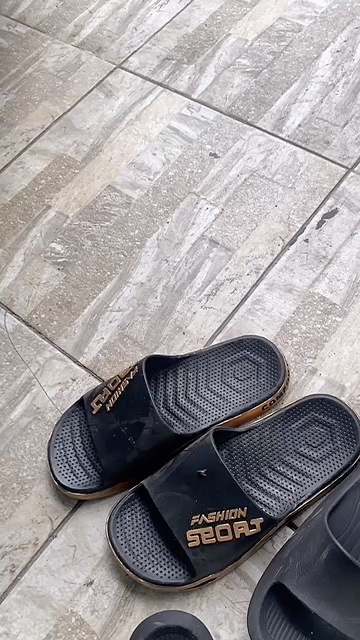 Sandal Slip On Pria Anti Slip Fashion Viral - Foto ulasan pembeli