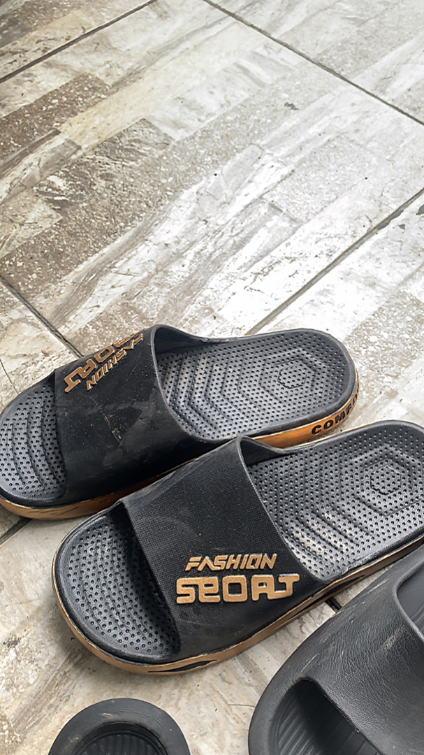 Sandal Slip On Pria Anti Slip Fashion Viral - Foto ulasan pembeli