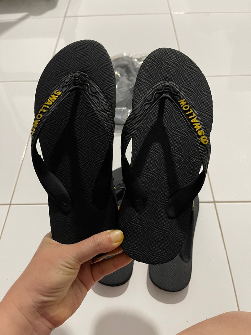 Sendal Jepit Swallow Black Pearl M01 (All Black) - Sandal Japit M01 Swallow Hitam Aksen warna GOLD [SWLTRAD 01] - foto 7 dari 10, forina.id