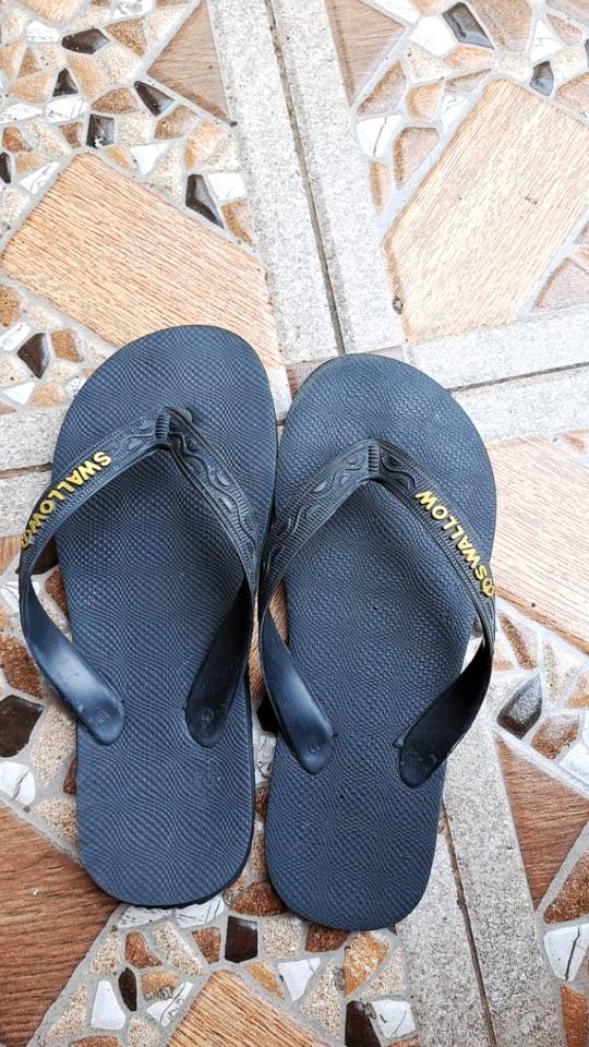 Sendal Jepit Swallow Black Pearl M01 (All Black) - Sandal Japit M01 Swallow Hitam Aksen warna GOLD [SWLTRAD 01] - foto 9 dari 10, forina.id