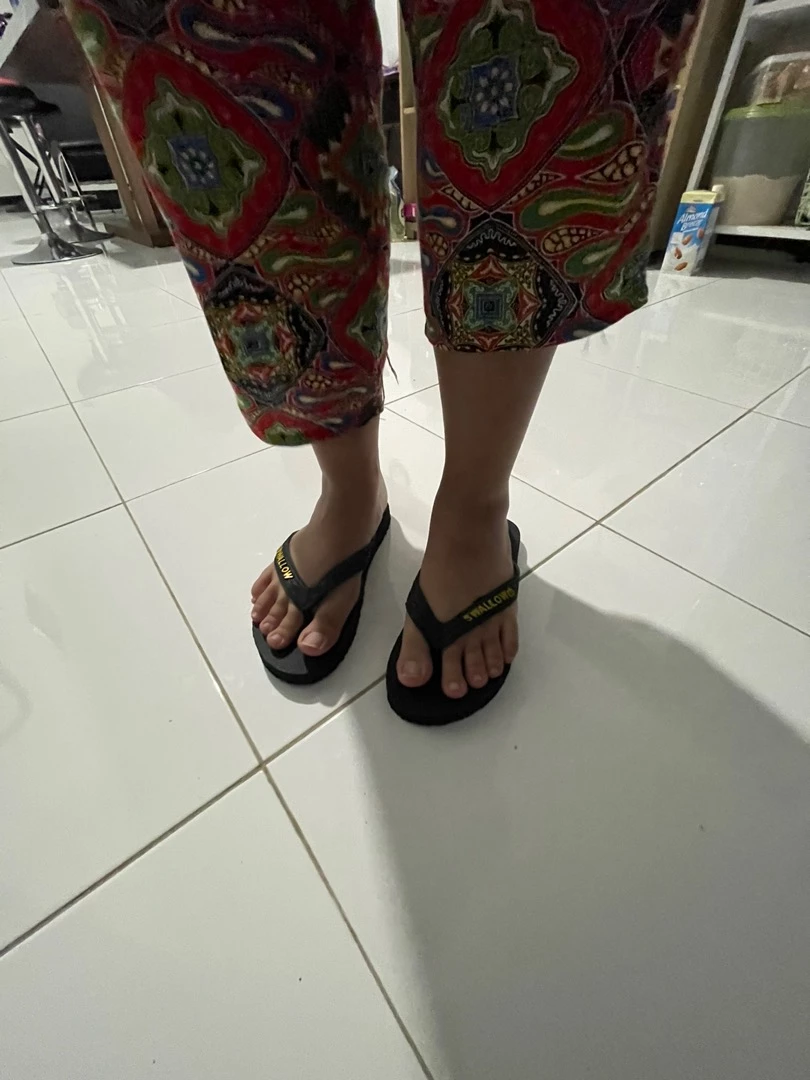 Sendal Jepit Swallow Black Pearl M01 (All Black) - Sandal Japit M01 Swallow Hitam Aksen warna GOLD [SWLTRAD 01] - Foto ulasan pembeli