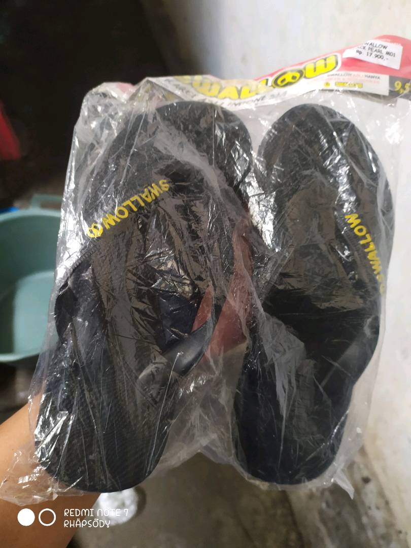 Sendal Jepit Swallow Black Pearl M01 (All Black) - Sandal Japit M01 Swallow Hitam Aksen warna GOLD [SWLTRAD 01] - Foto ulasan pembeli