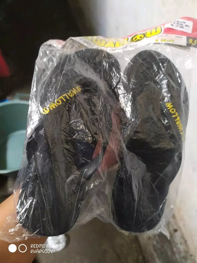Sendal Jepit Swallow Black Pearl M01 (All Black) - Sandal Japit M01 Swallow Hitam Aksen warna GOLD [SWLTRAD 01] - Foto ulasan pembeli
