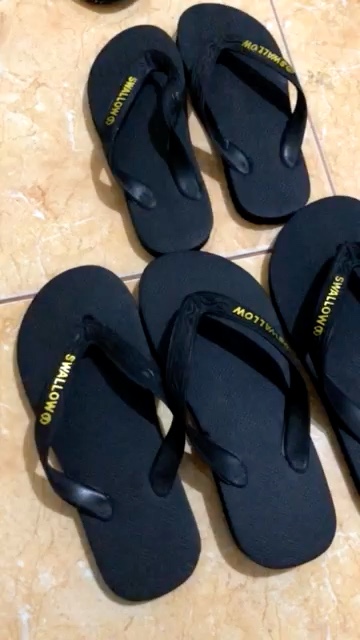 Sendal Jepit Swallow Black Pearl M01 (All Black) - Sandal Japit M01 Swallow Hitam Aksen warna GOLD [SWLTRAD 01] - Foto ulasan pembeli