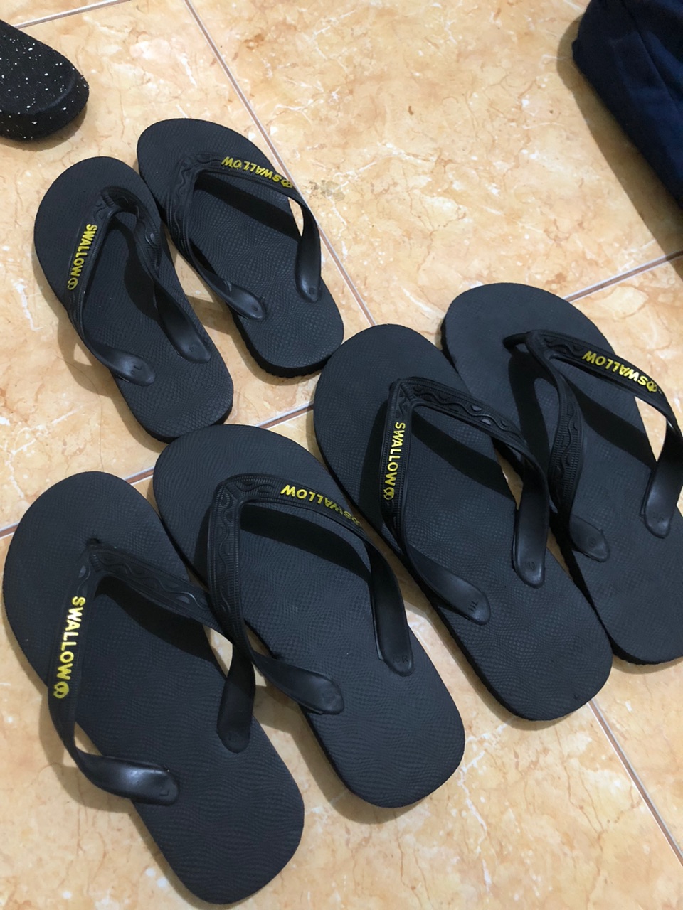 Sendal Jepit Swallow Black Pearl M01 (All Black) - Sandal Japit M01 Swallow Hitam Aksen warna GOLD [SWLTRAD 01] - Foto ulasan pembeli