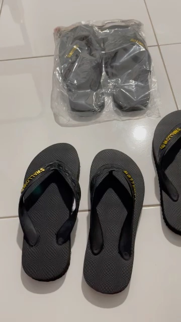 Sendal Jepit Swallow Black Pearl M01 (All Black) - Sandal Japit M01 Swallow Hitam Aksen warna GOLD [SWLTRAD 01] - Foto ulasan pembeli