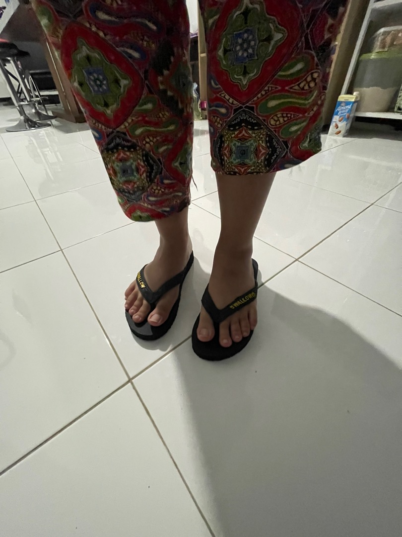 Sendal Jepit Swallow Black Pearl M01 (All Black) - Sandal Japit M01 Swallow Hitam Aksen warna GOLD [SWLTRAD 01] - Foto ulasan pembeli