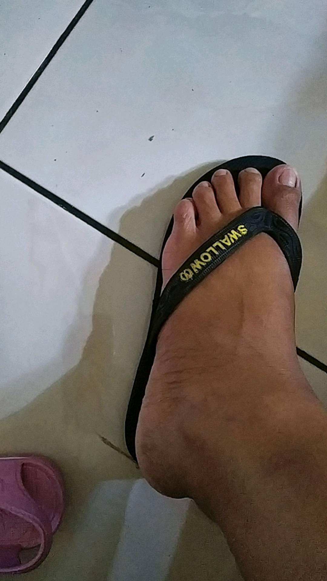 Sendal Jepit Swallow Black Pearl M01 (All Black) - Sandal Japit M01 Swallow Hitam Aksen warna GOLD [SWLTRAD 01] - Foto ulasan pembeli
