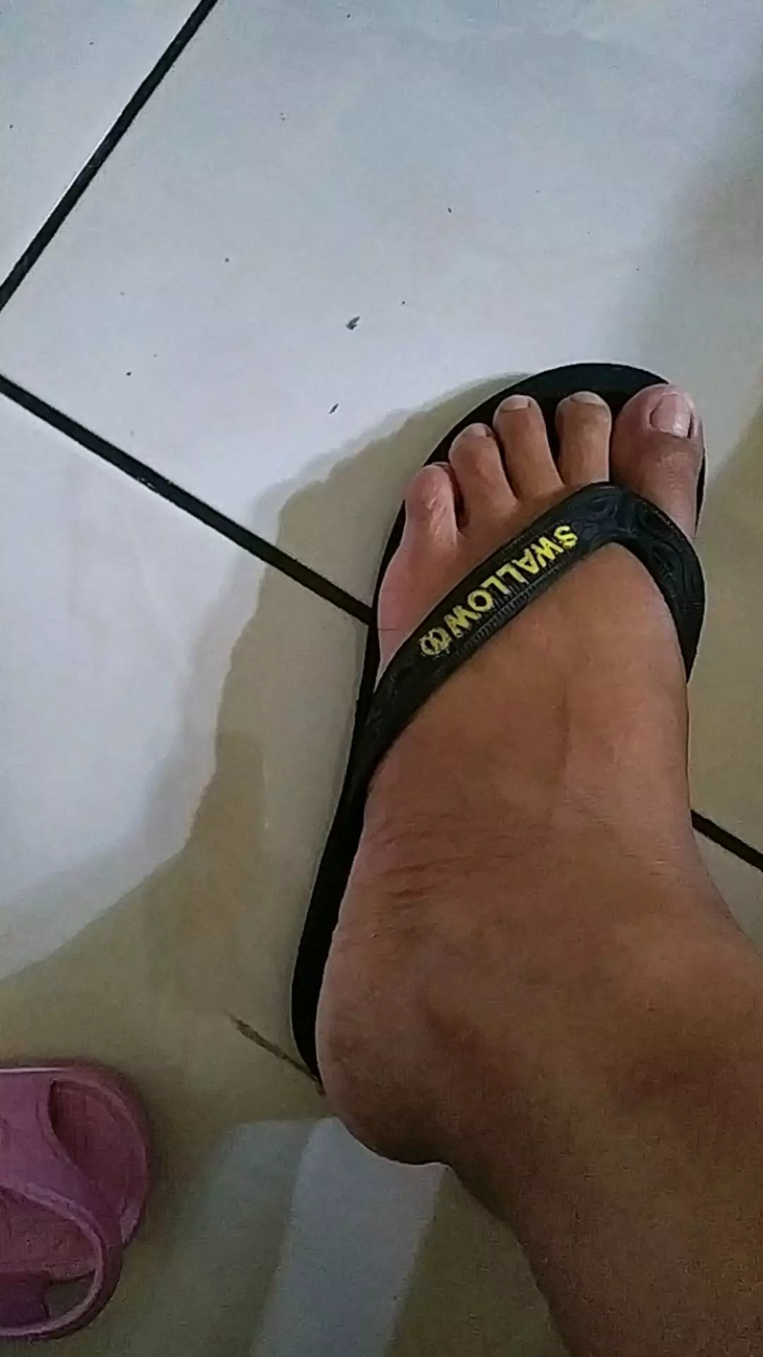 Sendal Jepit Swallow Black Pearl M01 (All Black) - Sandal Japit M01 Swallow Hitam Aksen warna GOLD [SWLTRAD 01] - Foto ulasan pembeli