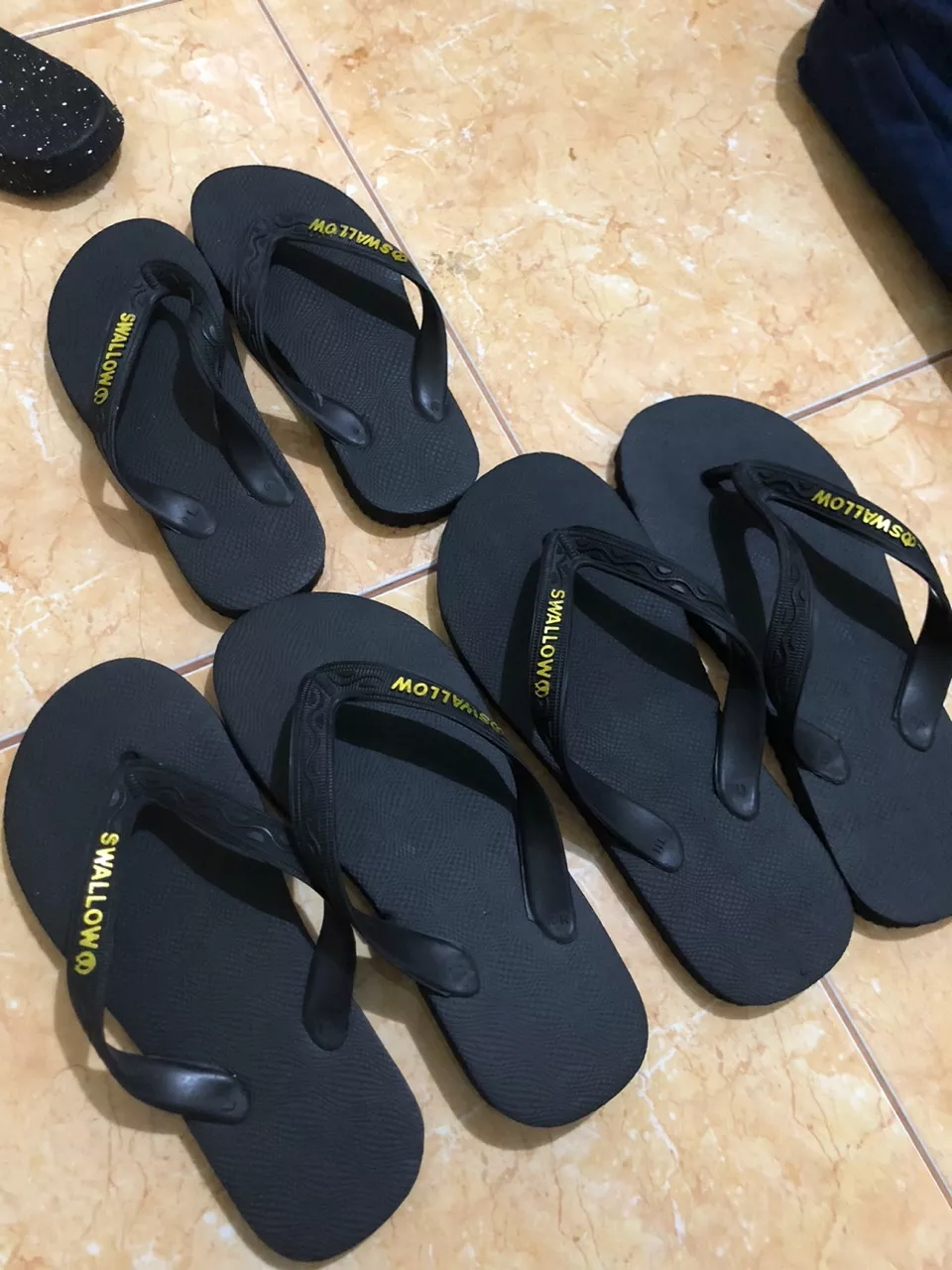 Sendal Jepit Swallow Black Pearl M01 (All Black) - Sandal Japit M01 Swallow Hitam Aksen warna GOLD [SWLTRAD 01] - Foto ulasan pembeli