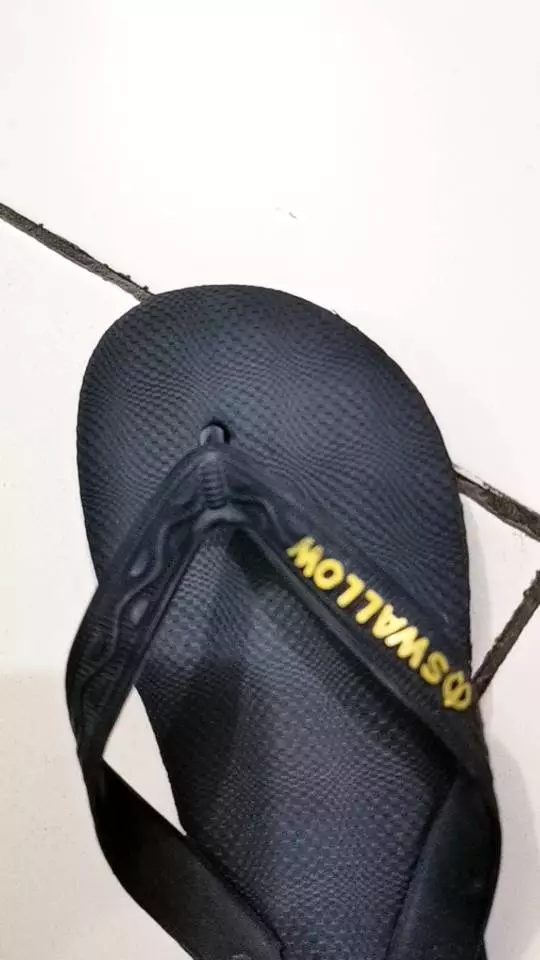 Sendal Jepit Swallow Black Pearl M02 - Sandal Japit M02 Swallow Hitam Aksen warna Metallic Pearl [SWLTRAD 01] - Foto ulasan pembeli