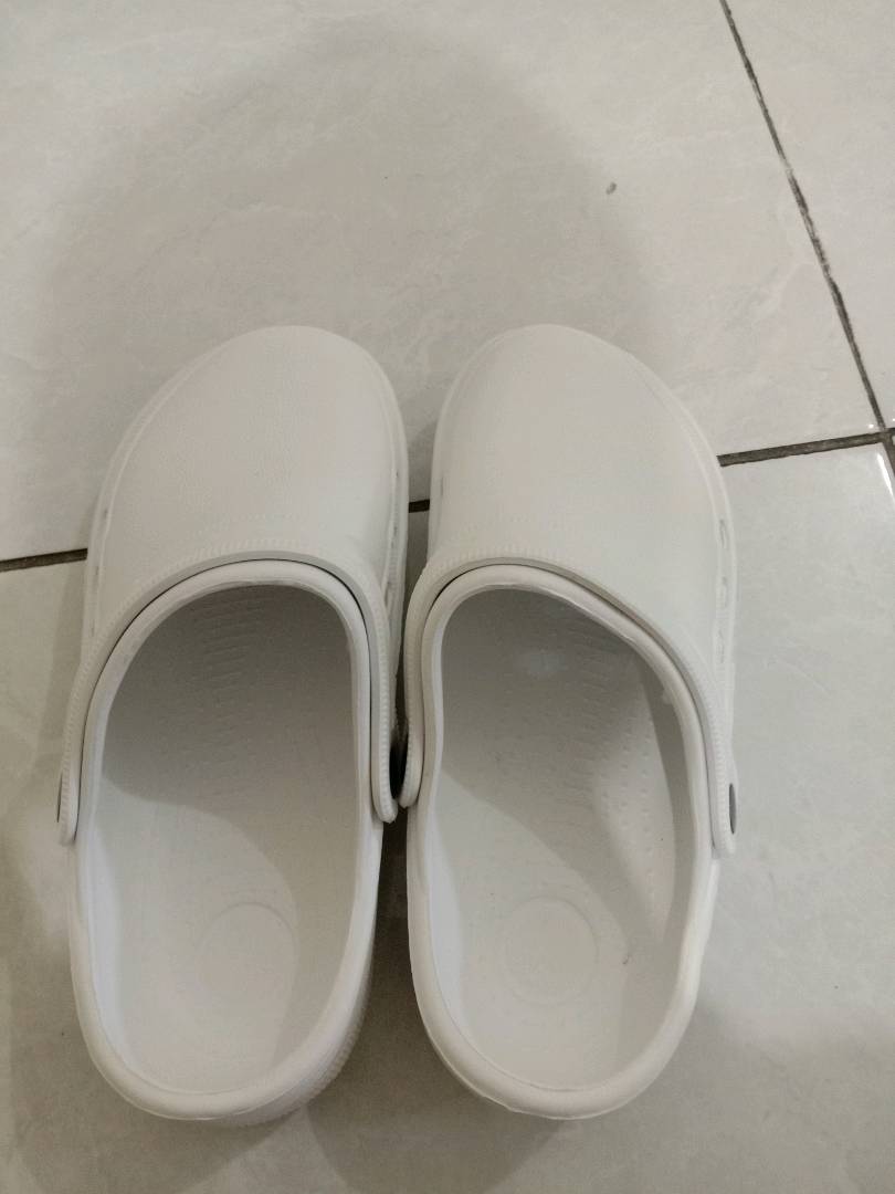 Sendal Kodok Medis Putih Anti Slip Pria Wanita - Foto ulasan pembeli